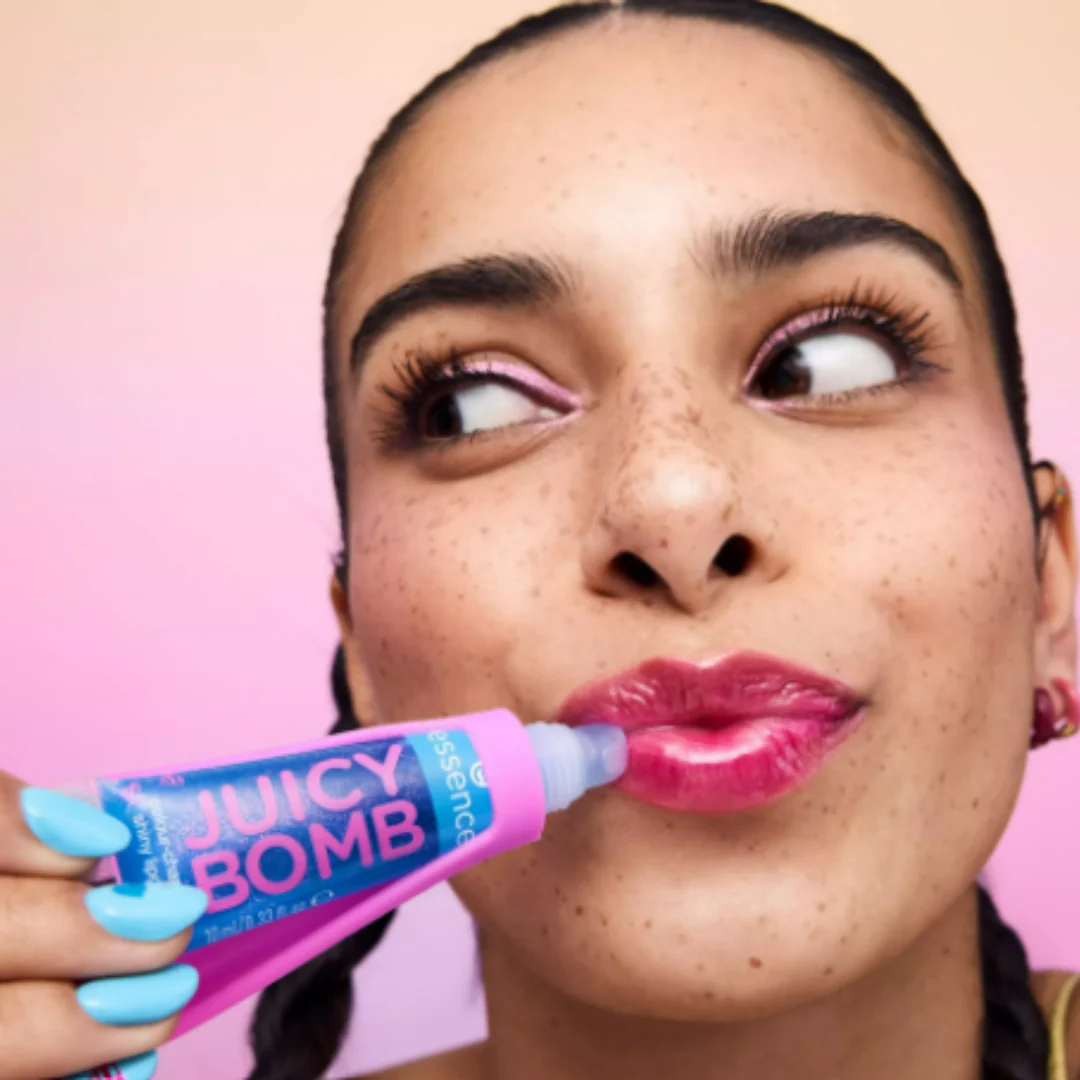 Essence Superman Juicy Bomb Colour Changing Shiny Lip gloss - Image 4